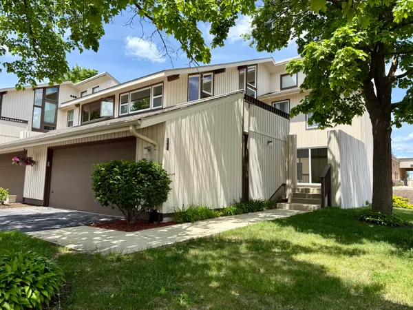$344,900 | 1224 Baldwin Court, Mequon, WI 53092