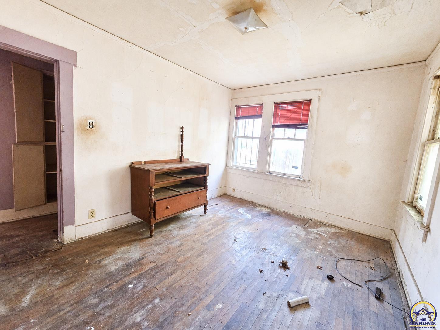 711 Southeast Lawrence Street Topeka, KS 66607 - Photo 8 of 12