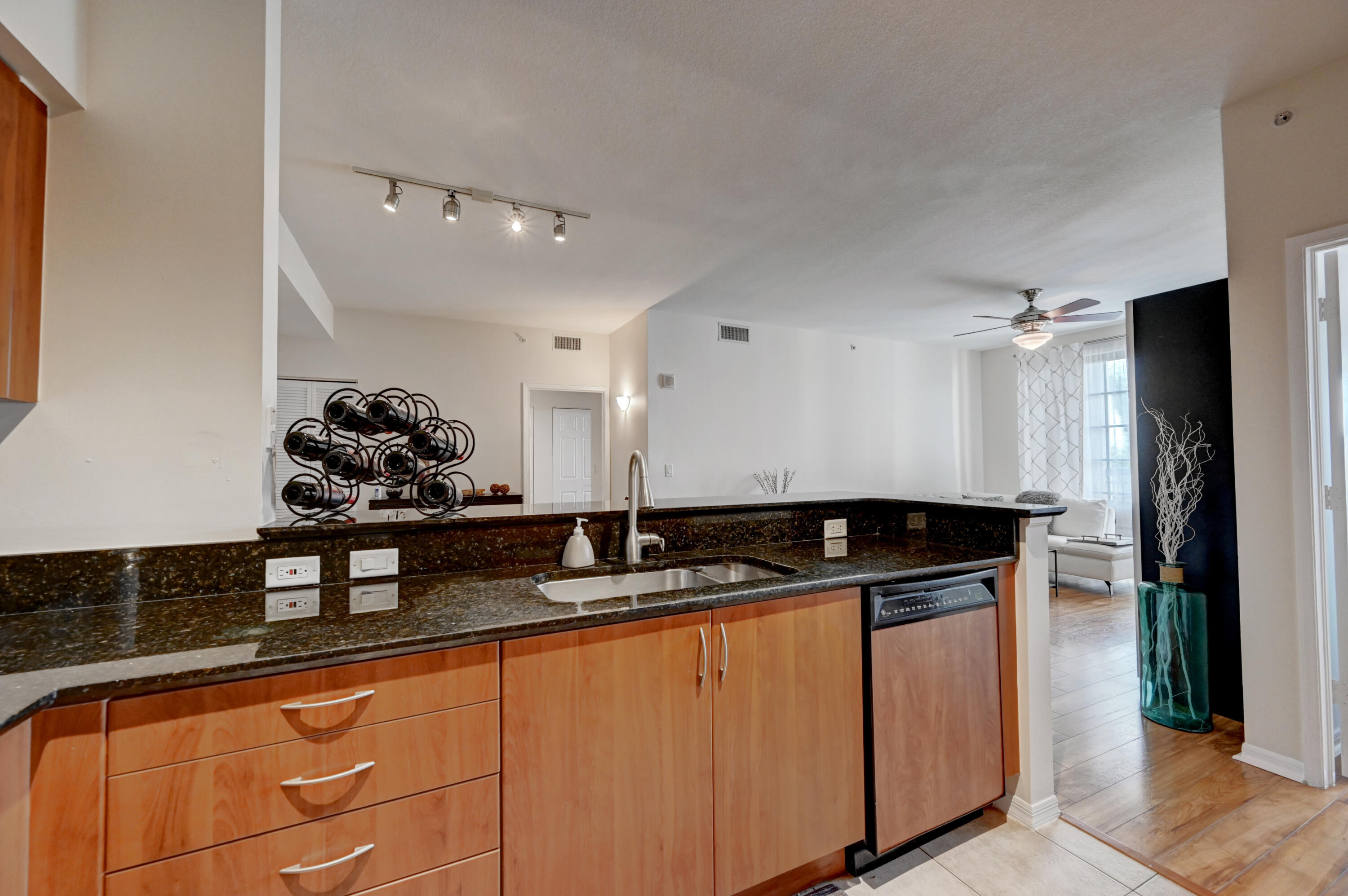 233 South Federal Highway, Unit 419 Boca Raton, FL 33432 - Photo 5 of 46 Kitchen (3)
