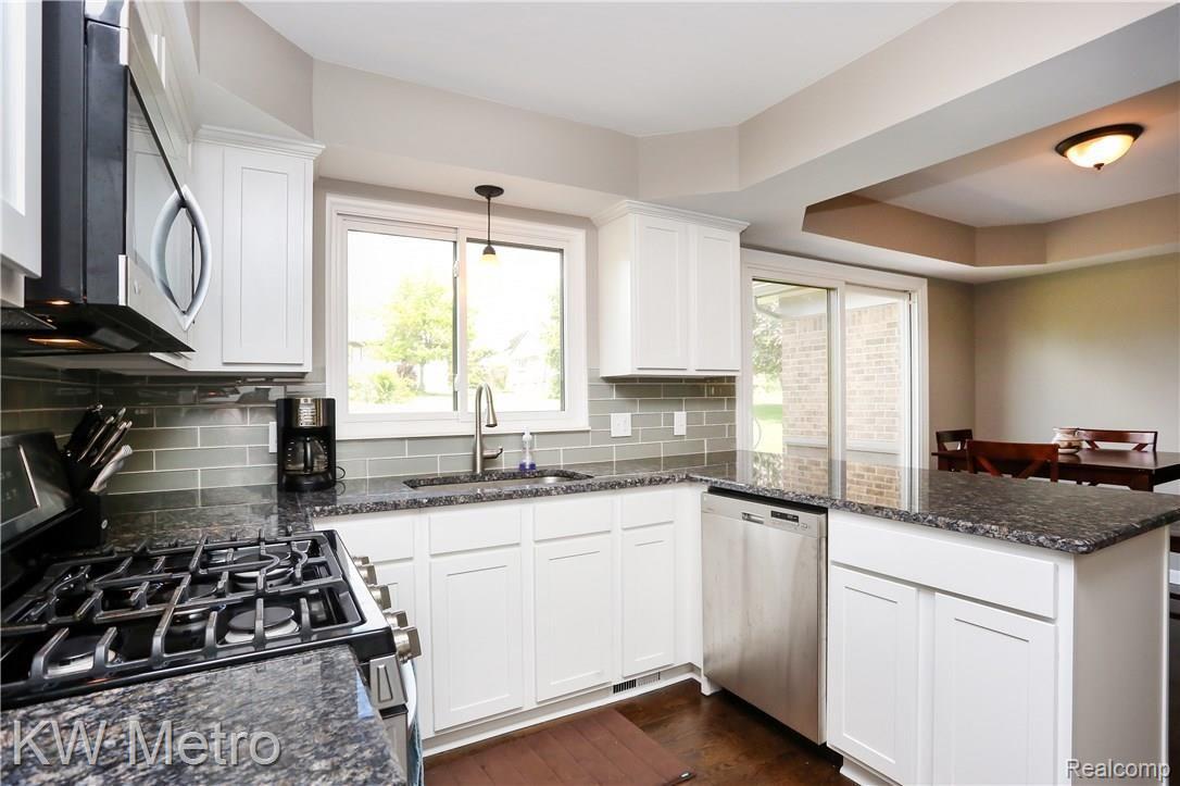 254 Slade Court Rochester, MI 48307 - Photo 8 of 48 Slade-7.jpg