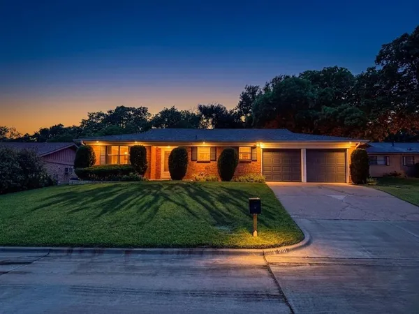 $2,400 | 901 Gregory Avenue, Bedford, TX 76022