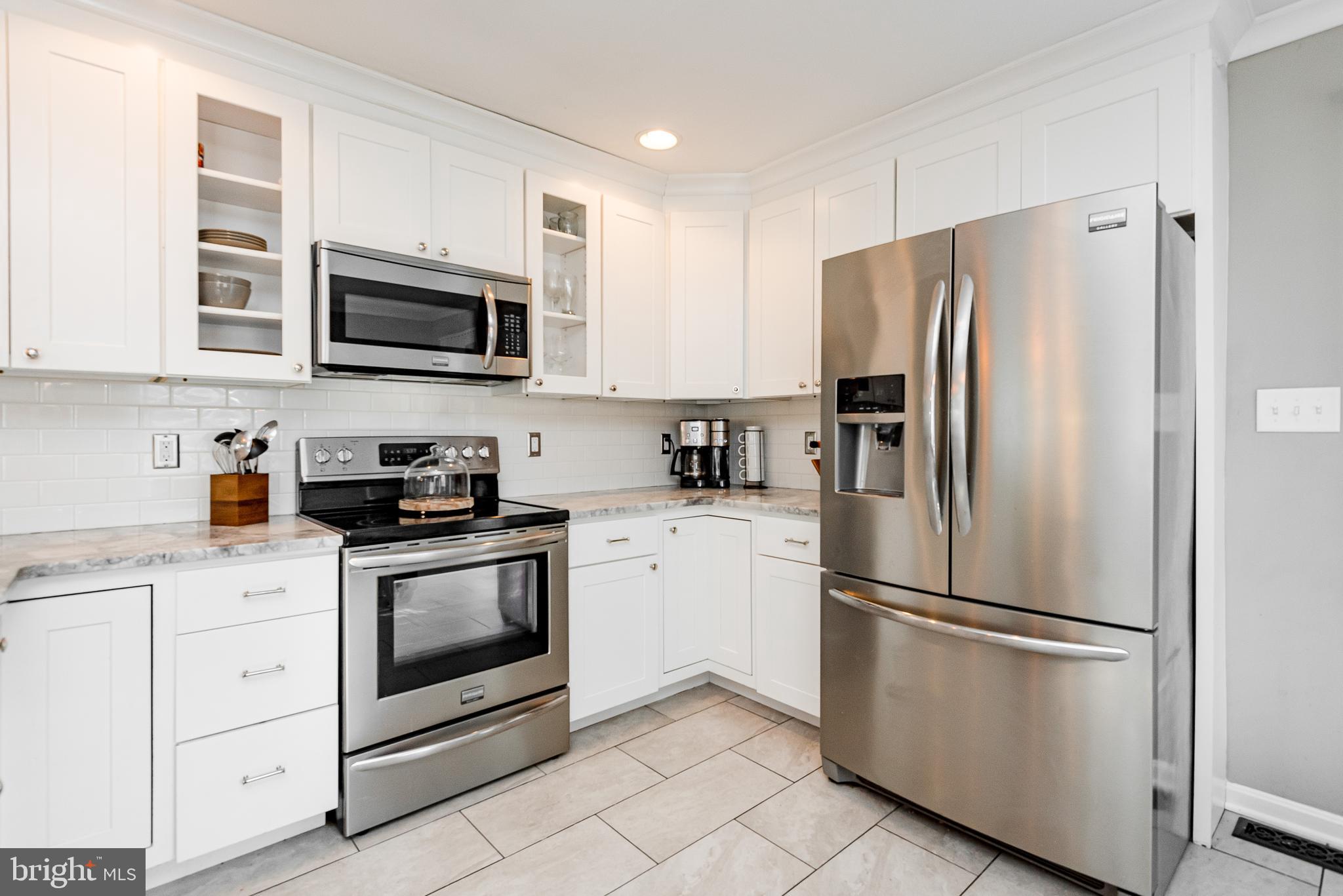 7827 East Shore Road Pasadena, MD 21122 - Photo 11 of 36 STAINLESS APPLIANCES