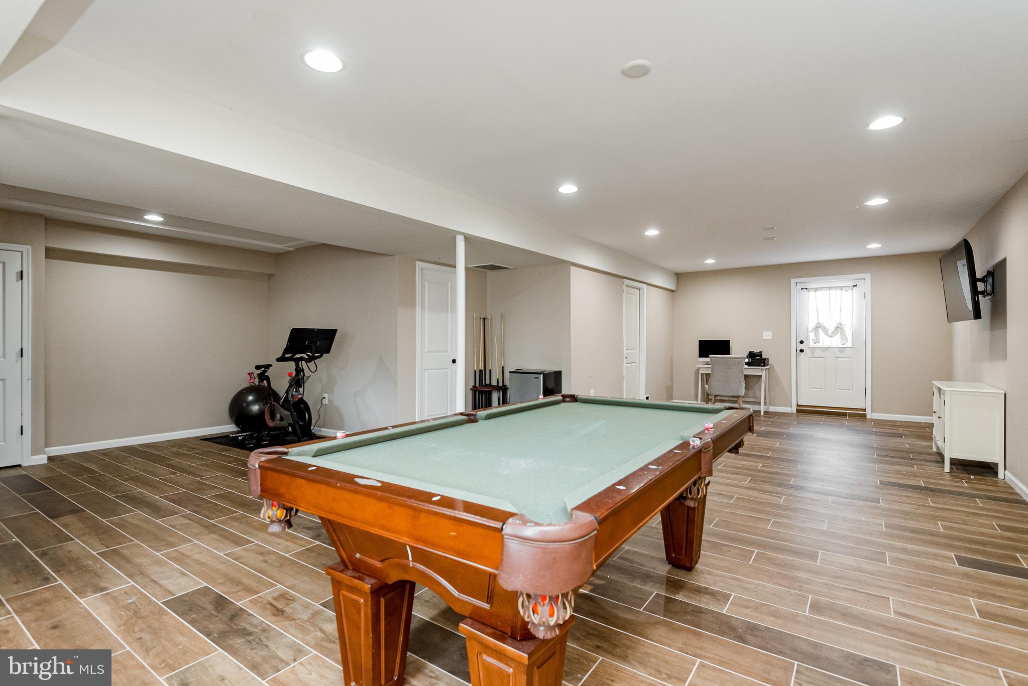 7827 East Shore Road Pasadena, MD 21122 - Photo 24 of 36 LARGE FAMILY ROOM