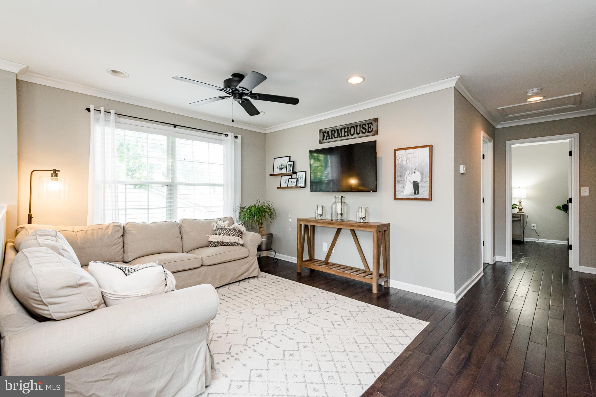 7827 East Shore Road Pasadena, MD 21122 - Photo 4 of 36 SPACIOUS LIVING ROOM