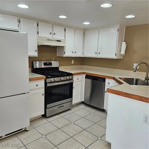 $1,910 | 9516 Wooden Pier Way, Las Vegas, NV 89117