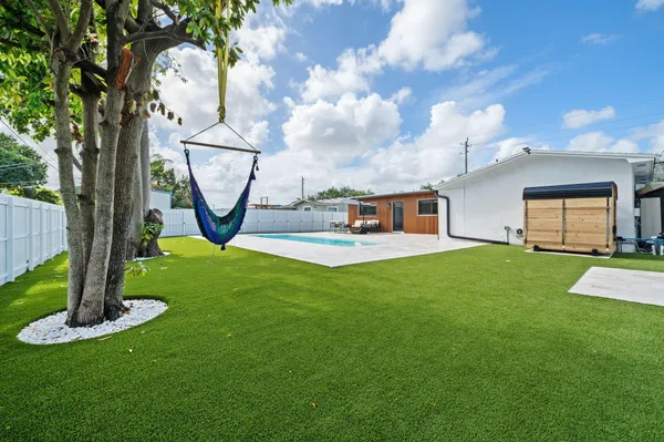 a view of a house with backyard