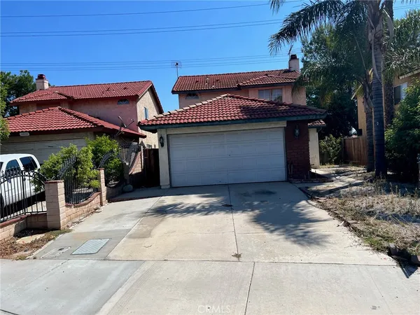 a front view of house with yard