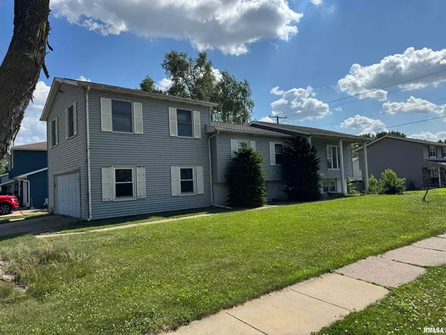 $2,100 | 2107 Tanglefoot Lane, Bettendorf, IA 52722