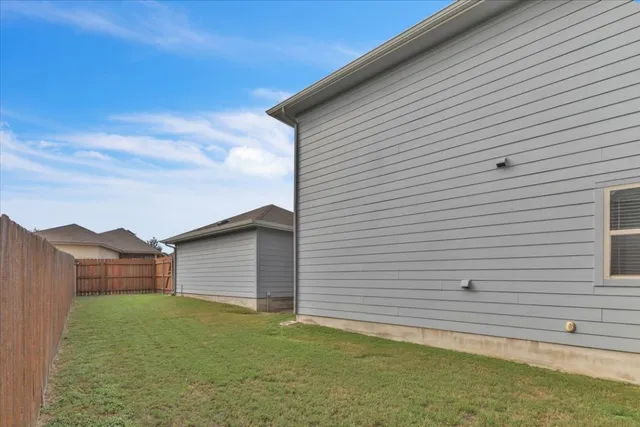 a view of a backyard