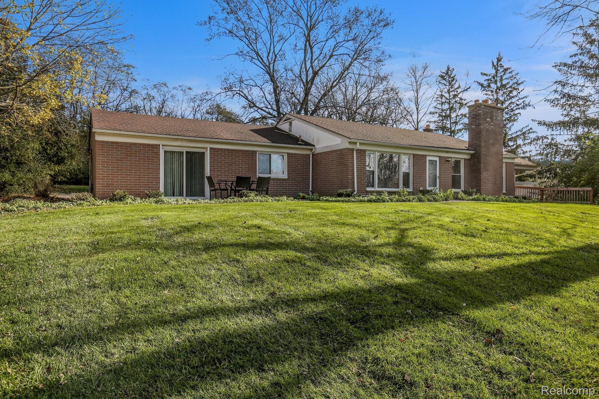 25304 Farmington Road Farmington, MI 48336 - Photo 2 of 62 Front view as you arrive