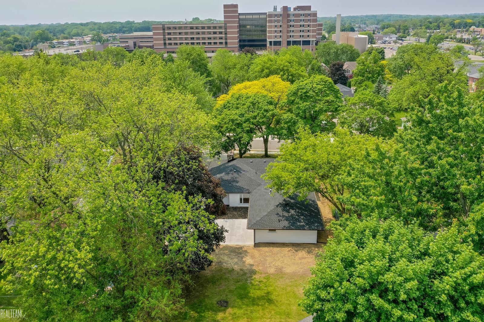 330 North Helen Avenue Rochester, MI 48307 - Photo 5 of 41 50177266-96b90628-8c97-44df-8def-f73c4a364b9e.JPG