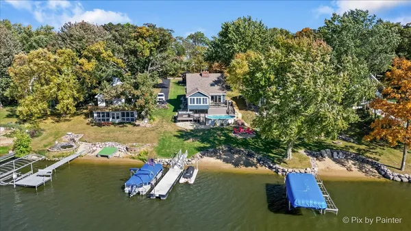 a picture of trees in front of building