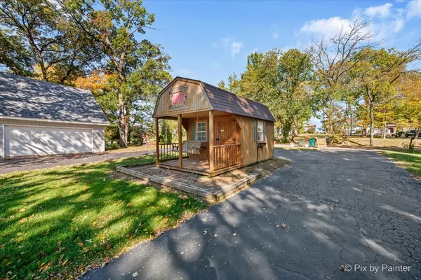 a view of a house with backyard