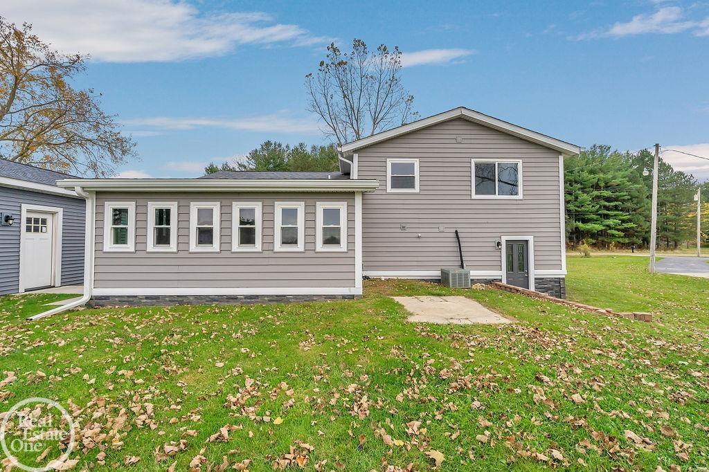 8051 Logana Road Avoca, MI 48006 - Photo 8 of 39