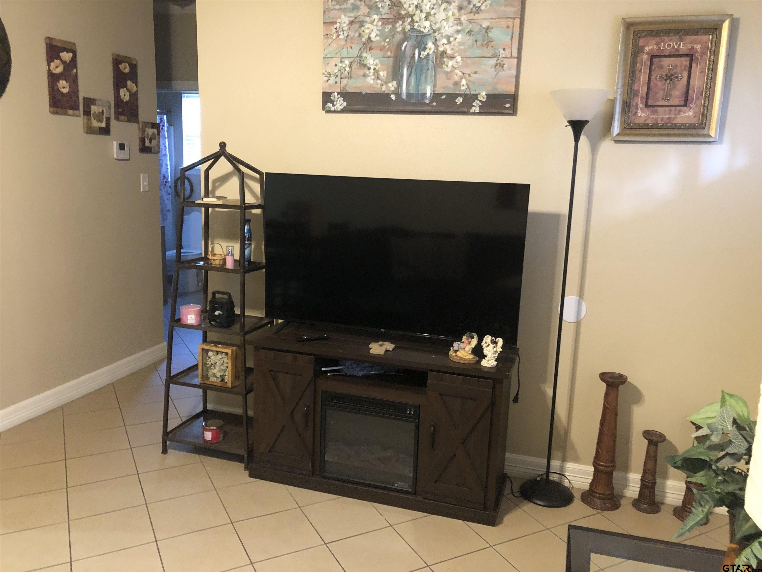 223 South Fenton Avenue Tyler, TX 75702 - Photo 3 of 9 a living room with furniture and flat screen tv