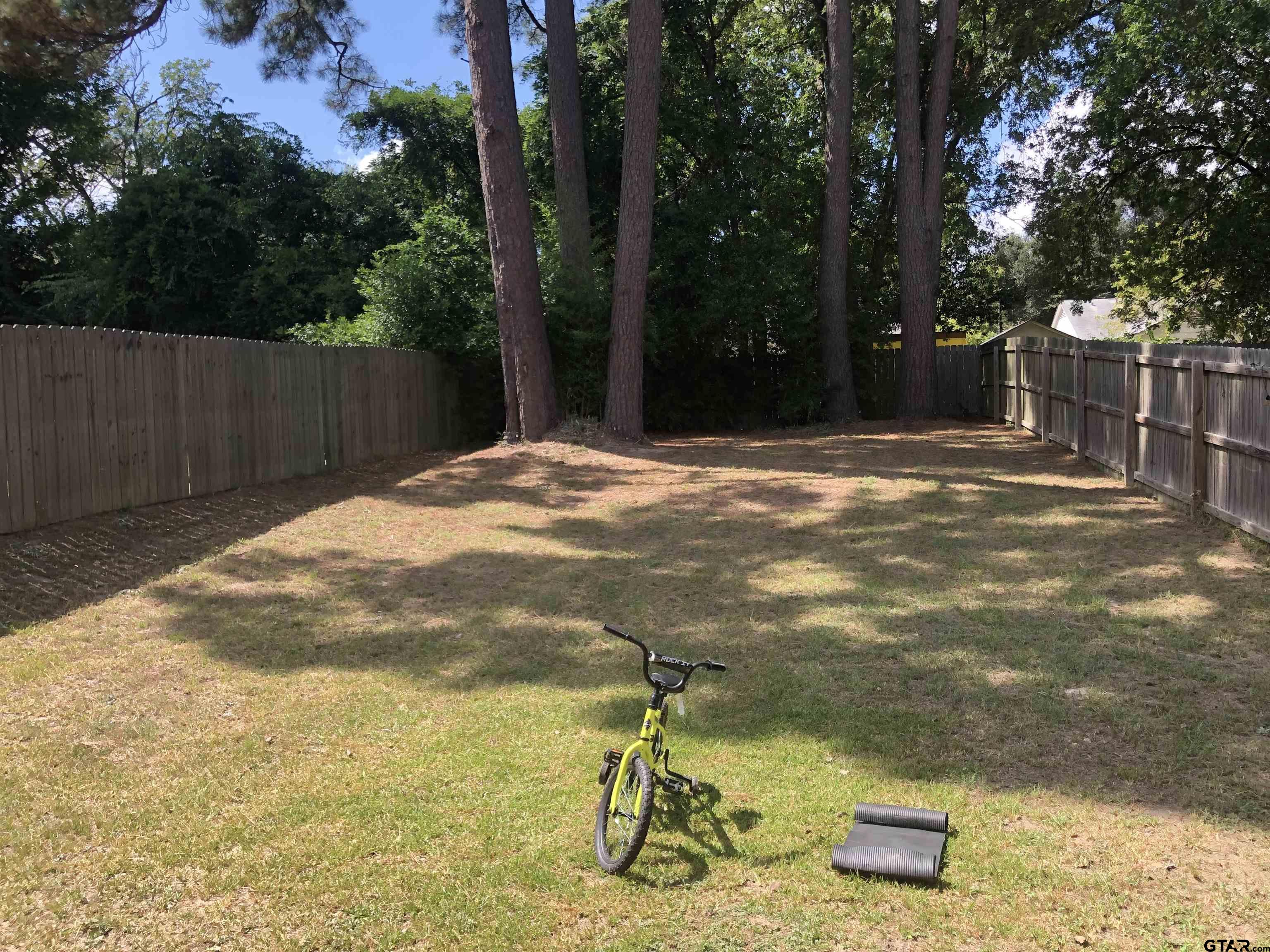 223 South Fenton Avenue Tyler, TX 75702 - Photo 6 of 9 a backyard of a house