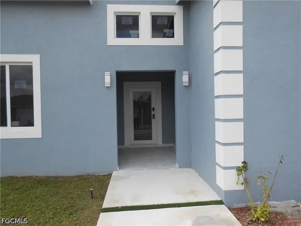 $2,300 | 2809 55th Street West, Lehigh Acres, FL 33971