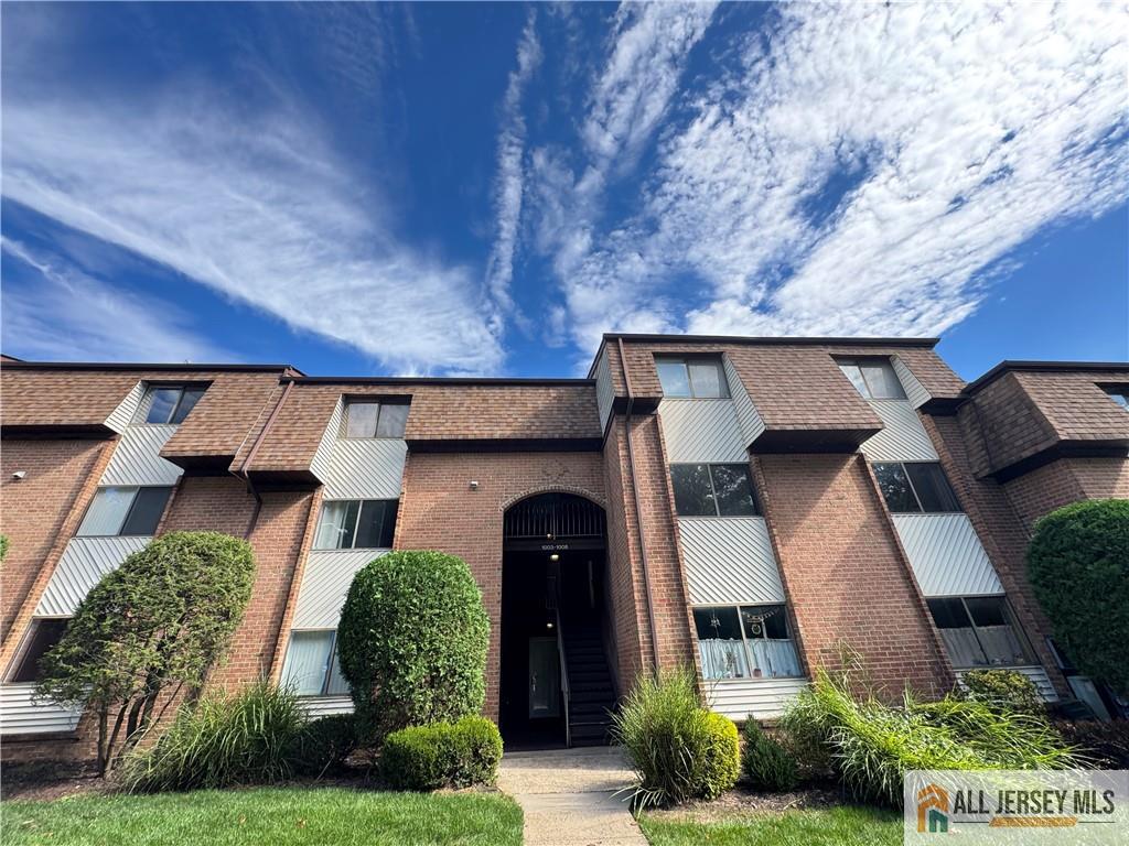 1005 Edison Glen Terrace, Unit 1005 Edison, NJ 08837 - Photo 2 of 18 a front view of a house with garden