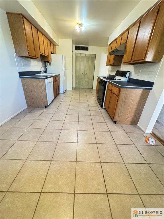 1005 Edison Glen Terrace, Unit 1005 Edison, NJ 08837 - Photo 7 of 18 a kitchen with stainless steel appliances granite countertop a sink stove and cabinets