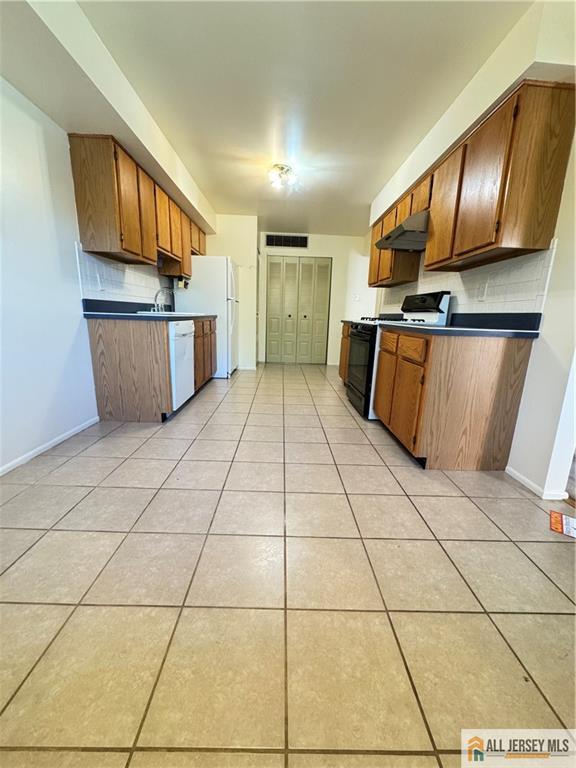 1005 Edison Glen Terrace, Unit 1005 Edison, NJ 08837 - Photo 8 of 18 a view of kitchen with cabinets