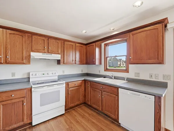 $299,000 | 1730 Pebblewood Court, Sycamore, IL 60178