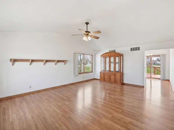 $299,000 | 1730 Pebblewood Court, Sycamore, IL 60178