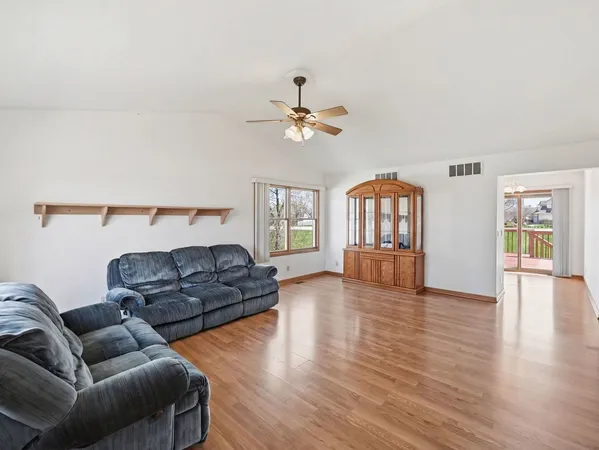 $299,000 | 1730 Pebblewood Court, Sycamore, IL 60178