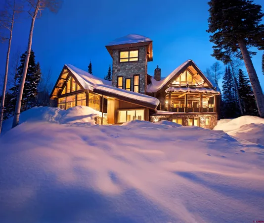 a view of an house with backyard and deck