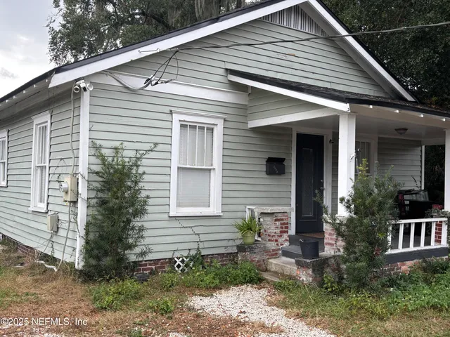 a view of a house with backyard and plants
