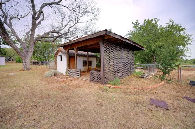 $325,000 | 4598 Highway 173, Devine, TX 78016