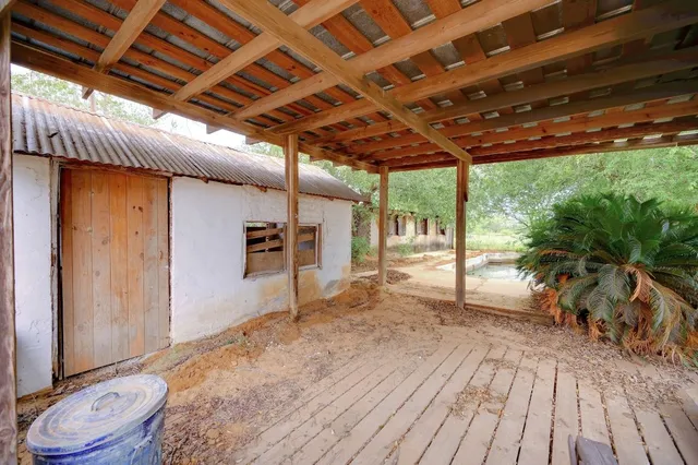 $325,000 | 4598 Highway 173, Devine, TX 78016