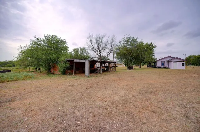 $325,000 | 4598 Highway 173, Devine, TX 78016