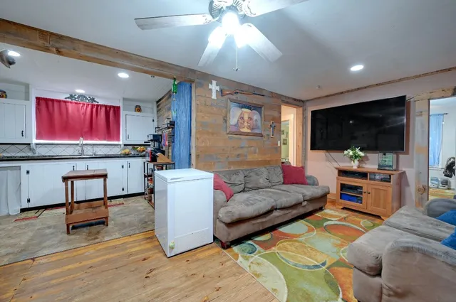 $325,000 | 4598 Highway 173, Devine, TX 78016