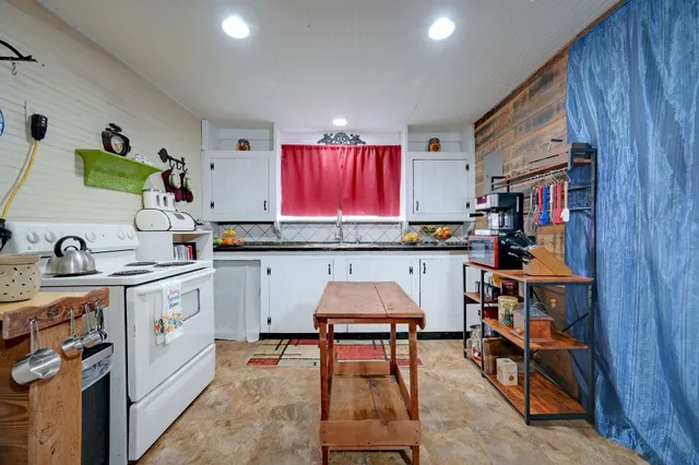 $325,000 | 4598 Highway 173, Devine, TX 78016