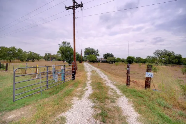 $325,000 | 4598 Highway 173, Devine, TX 78016