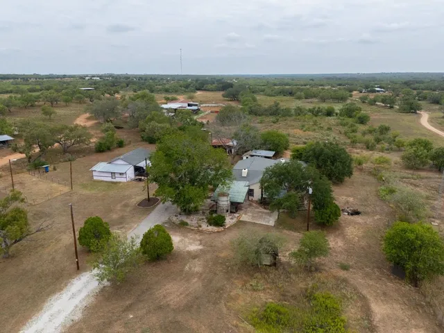 $325,000 | 4598 Highway 173, Devine, TX 78016
