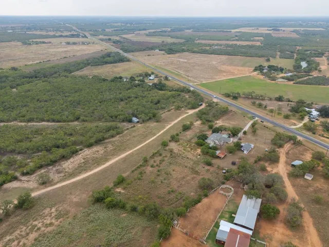 $325,000 | 4598 Highway 173, Devine, TX 78016