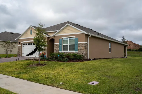 a view of a house with backyard