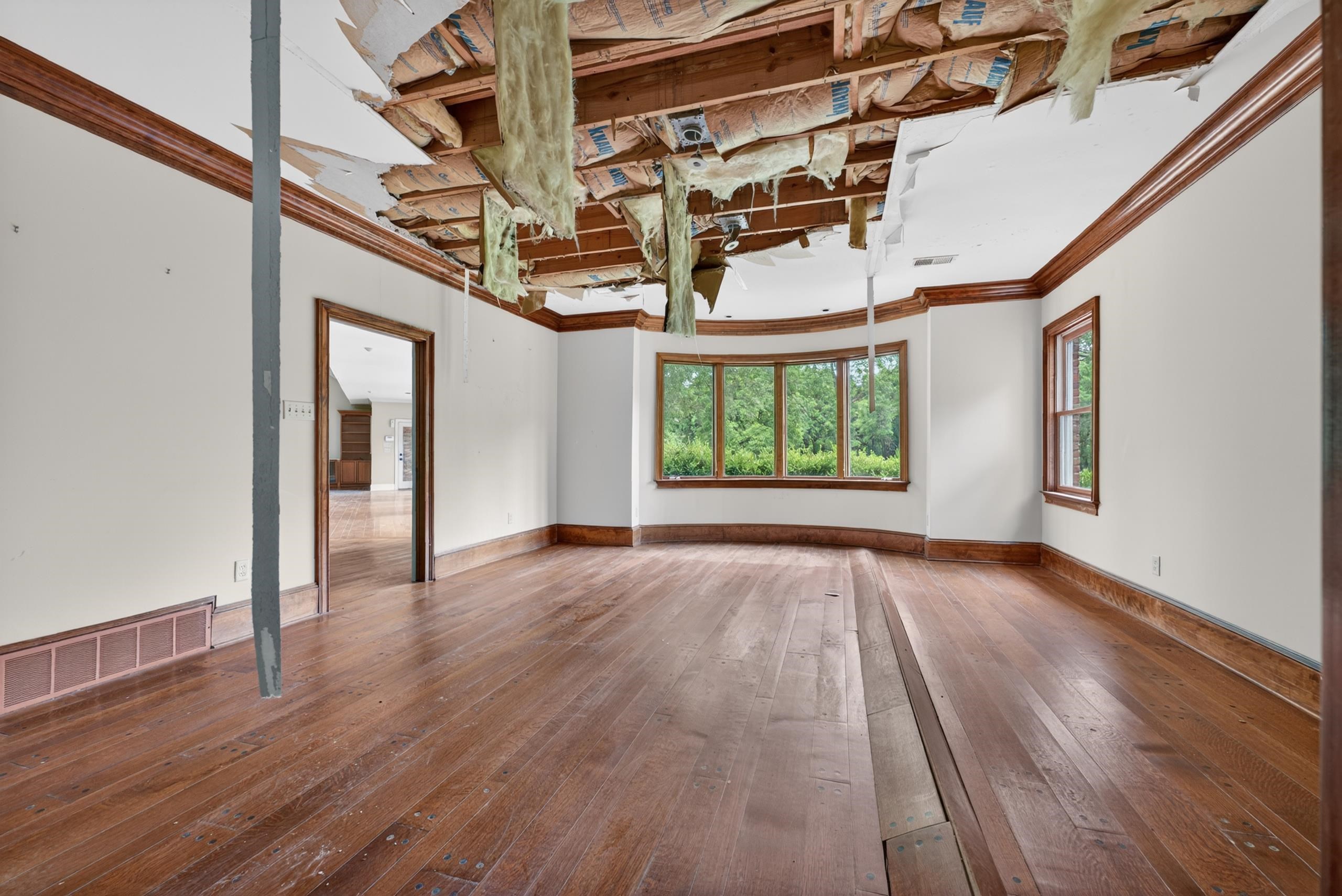 530 West Raines Road Memphis, TN 38109 - Photo 21 of 38 Interior space featuring wood-finish flooring, a curved bay window, and a single pane window