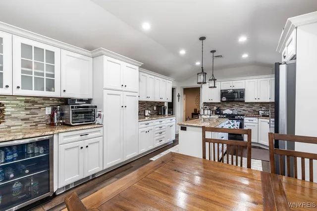 $700,000 | 22 Highland Drive, East Aurora, NY 14052