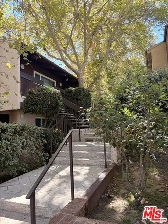 $3,350 | 18350 Hatteras Street, Unit 256, Tarzana, CA 91356