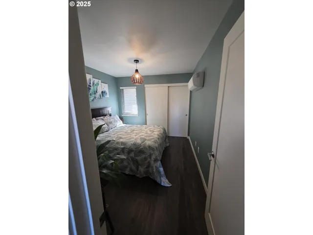 a en suite bathroom with a sink and a mirror