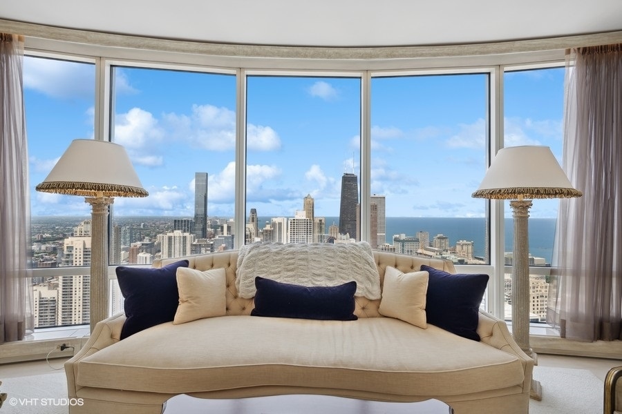 401 North Wabash Avenue, Unit 48A Chicago, IL 60611 - Photo 8 of 50 a balcony with furniture and a lamp