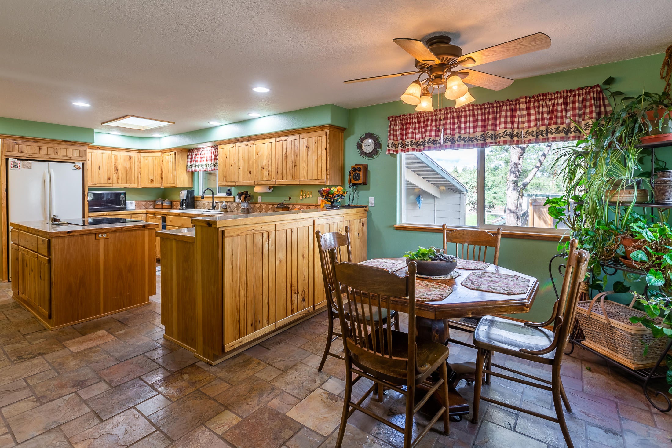 61255 Ward Road Bend, OR 97702 - Photo 18 of 63 Dining & Kitchen