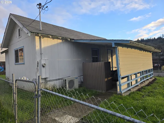 $185,000 | 413 Northeast Boston Street, Roseburg, OR 97470