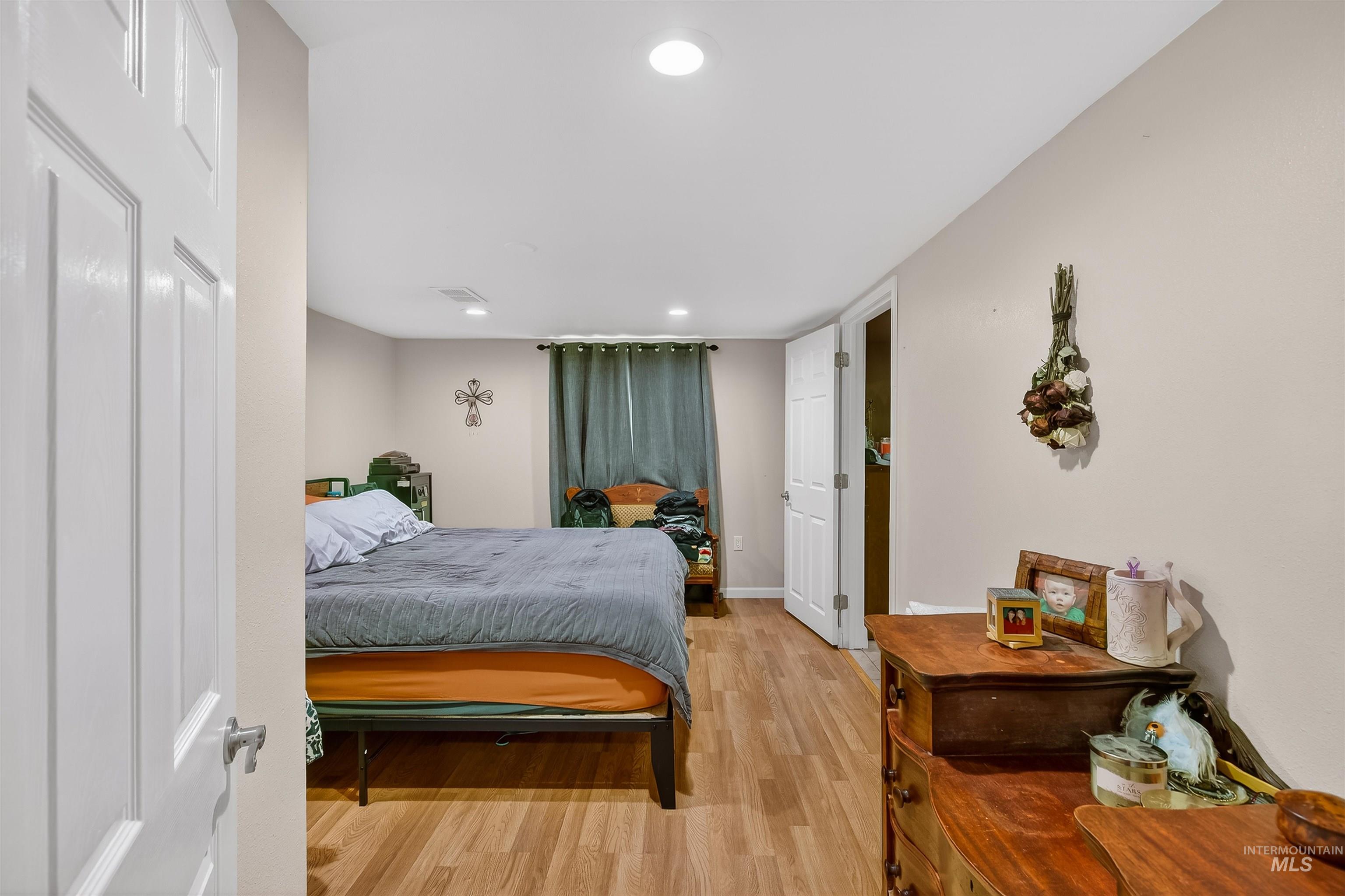 835 12th Street Clarkston, WA 99403 - Photo 18 of 39 Bedroom with light wood-type flooring and recessed lighting