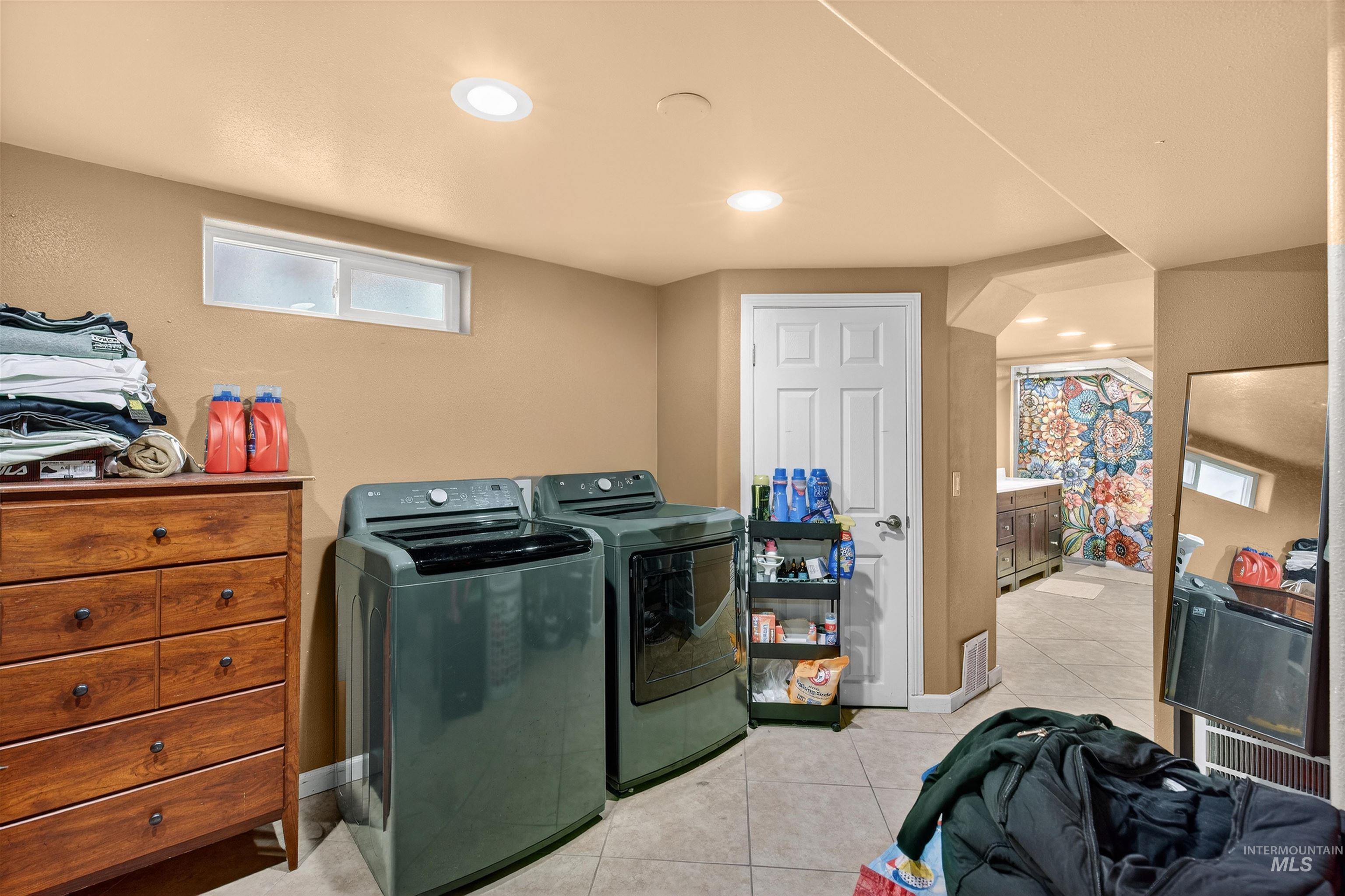835 12th Street Clarkston, WA 99403 - Photo 22 of 39 Laundry area with light tile patterned floors, washer and dryer, and recessed lighting