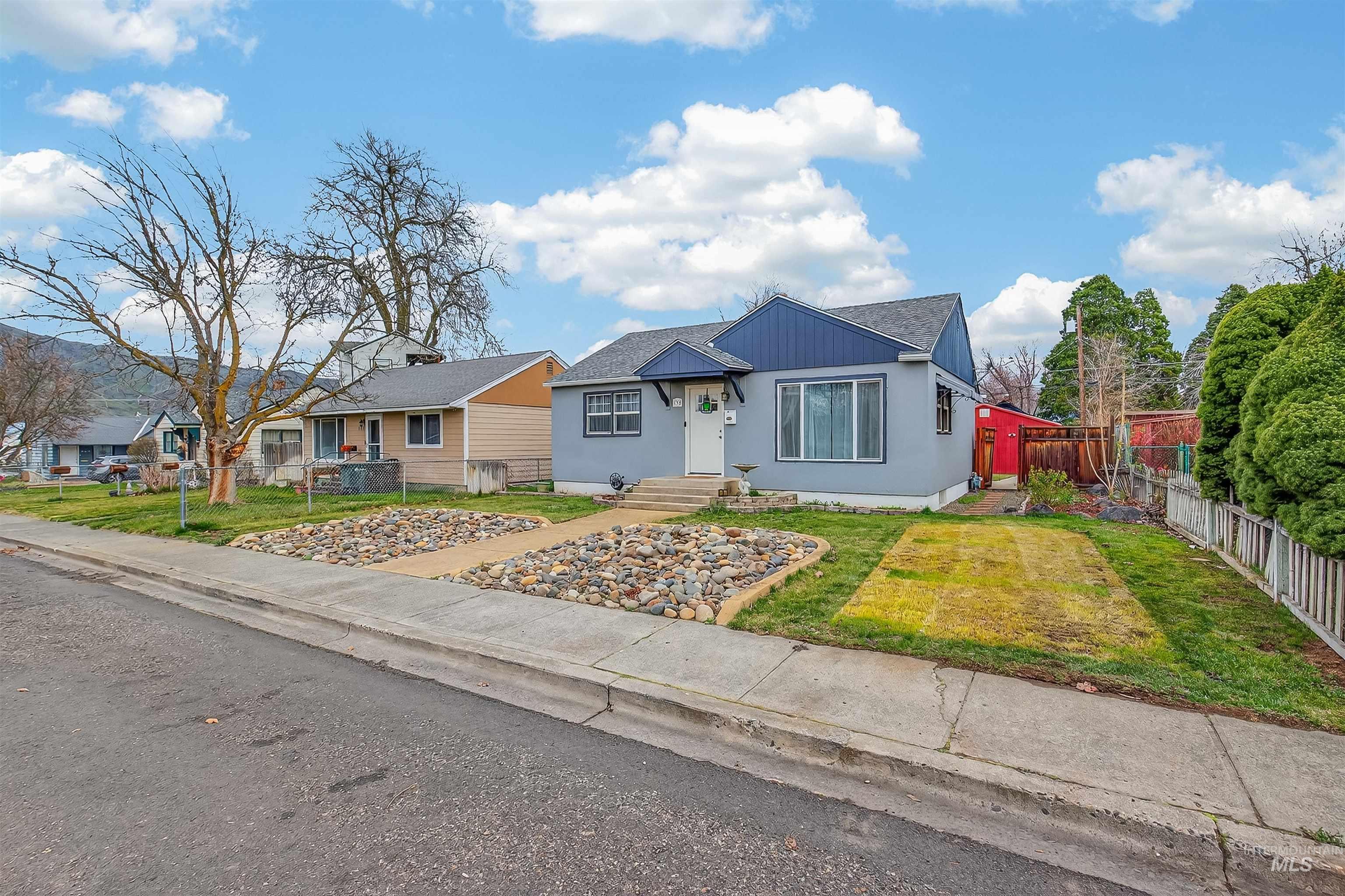 835 12th Street Clarkston, WA 99403 - Photo 3 of 39 View of front of home with a shingled roof