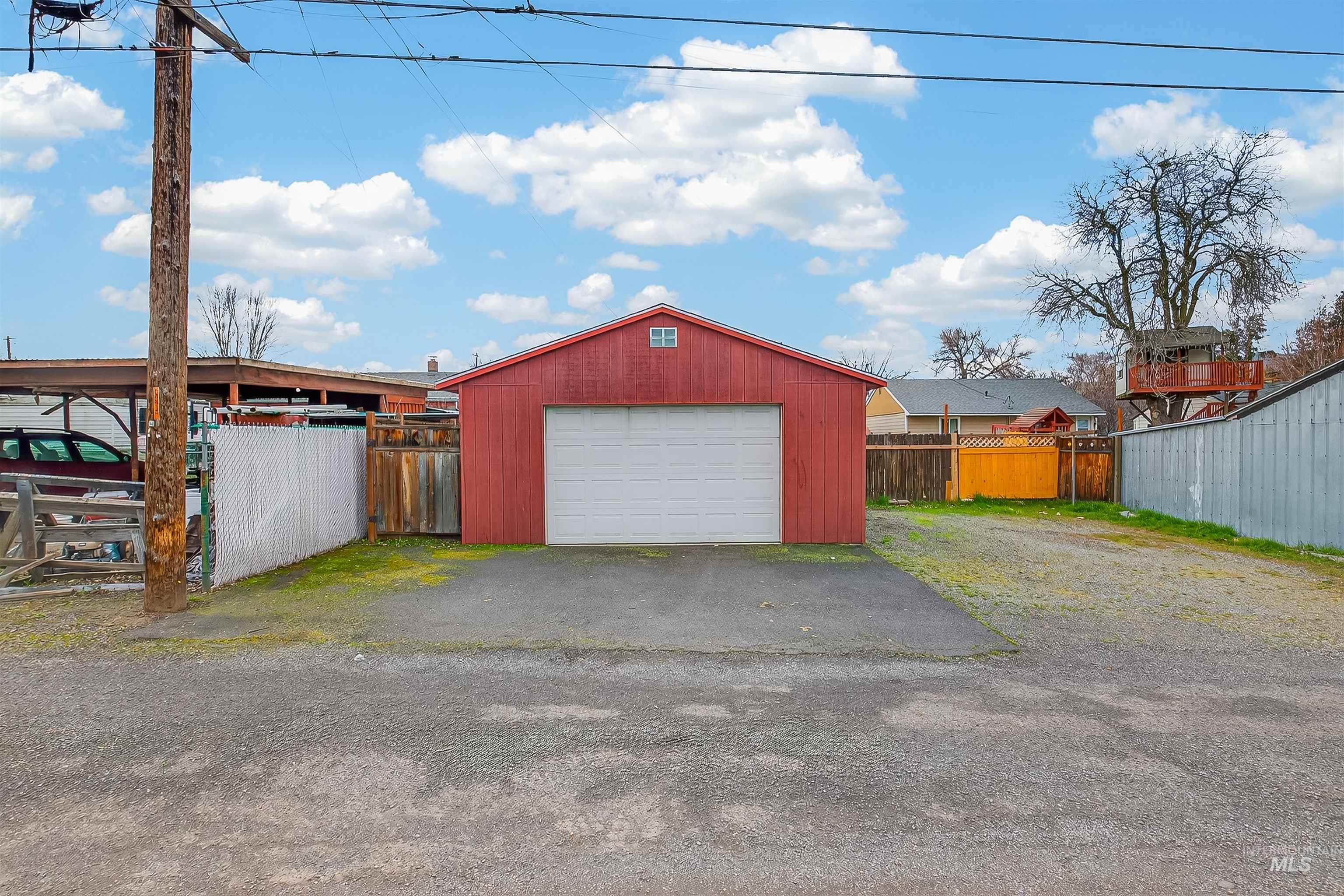 835 12th Street Clarkston, WA 99403 - Photo 35 of 39 Detached garage featuring asphalt driveway