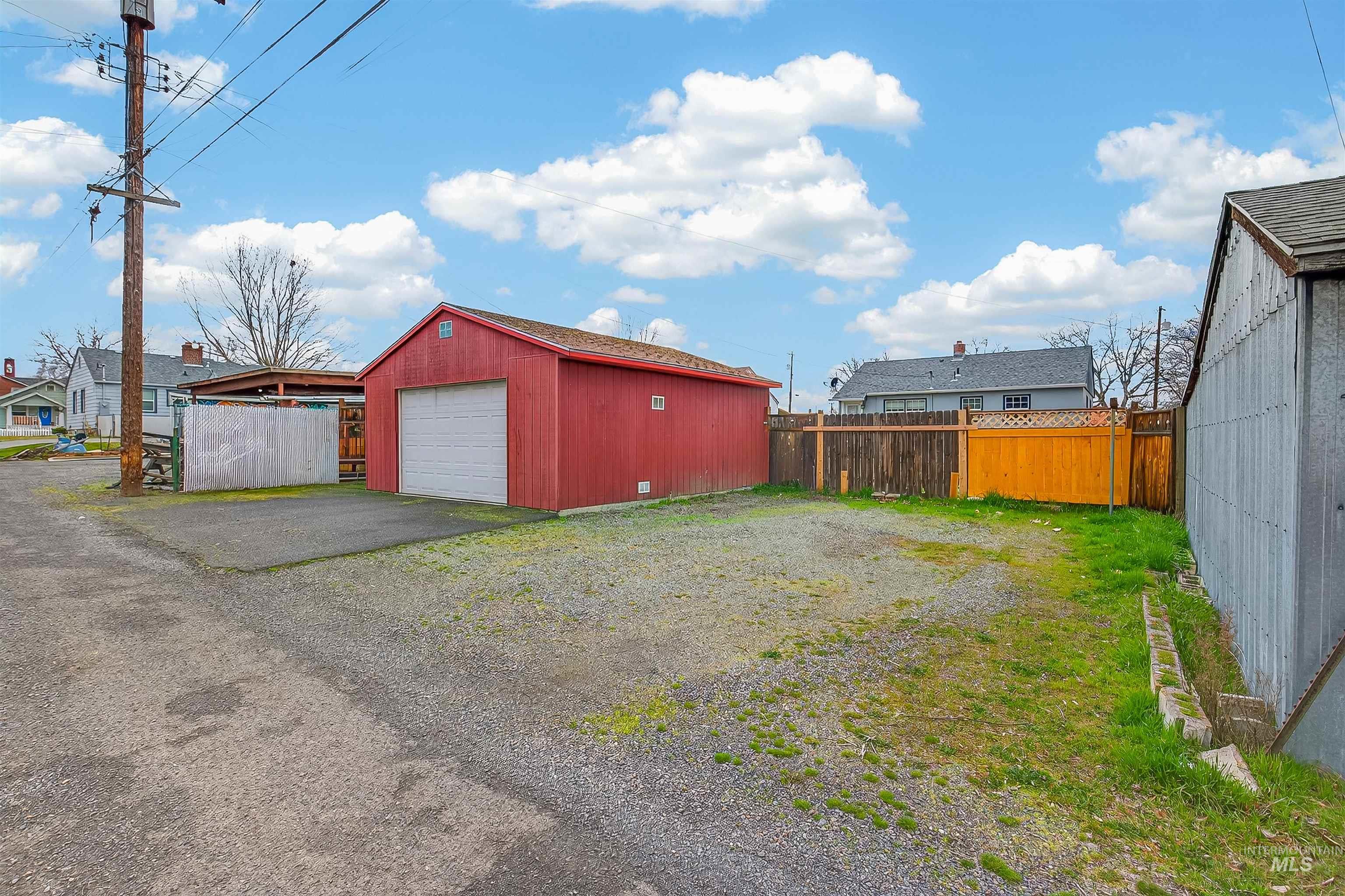 835 12th Street Clarkston, WA 99403 - Photo 37 of 39 Detached garage with asphalt driveway and a residential view